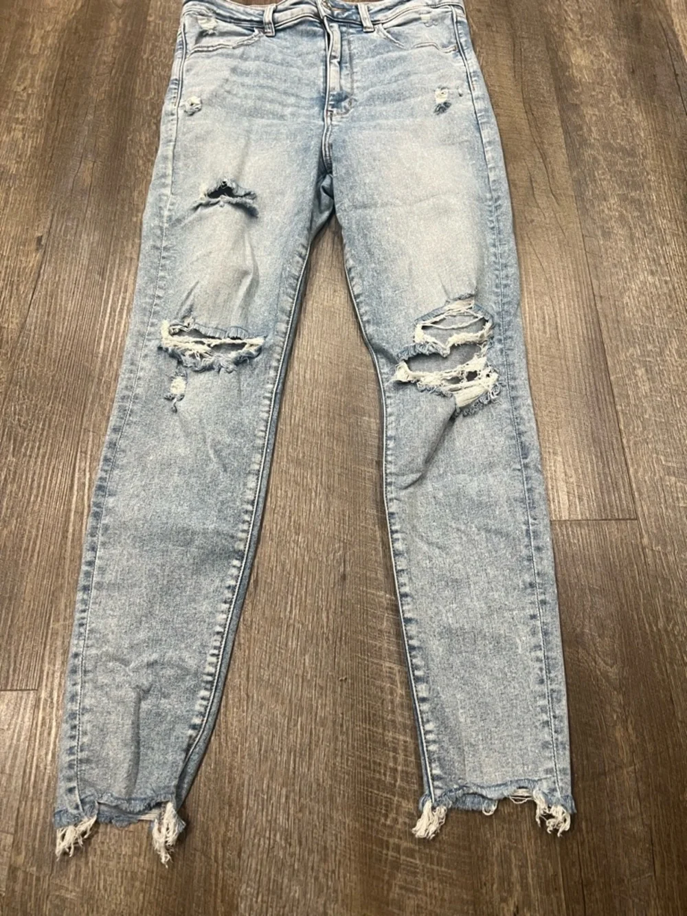 American Eagle Light Wash Distressed Women’s Jeans - Picture 2 of 6